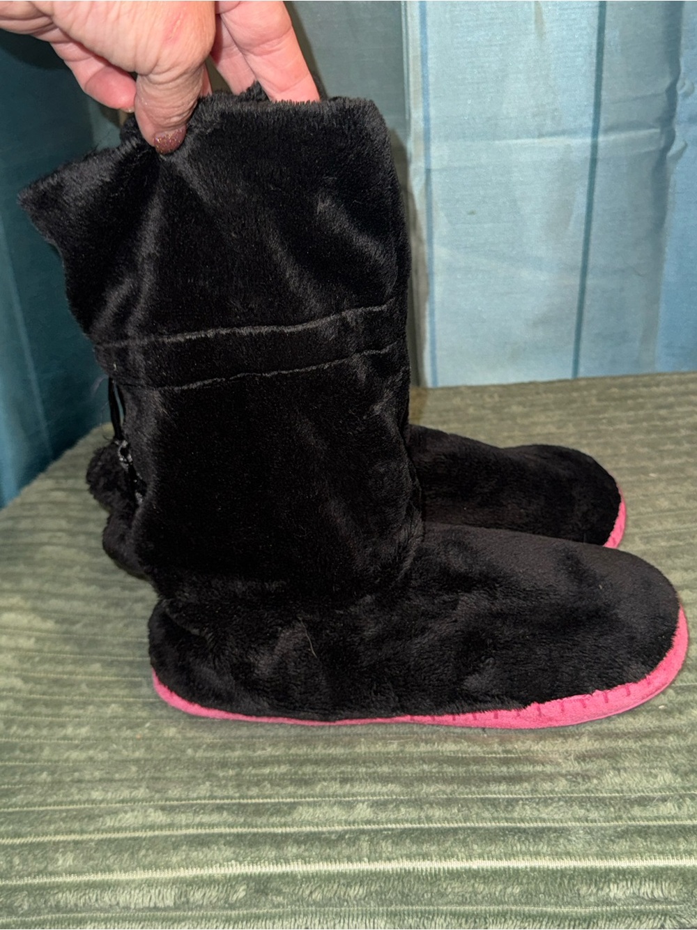 Betsey Johnson Black Plush Indoor Slipper Boots with Pink Trim Size 7-8